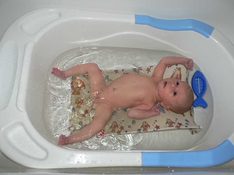 Малышка принимает ванну намывая розовую писечку фото