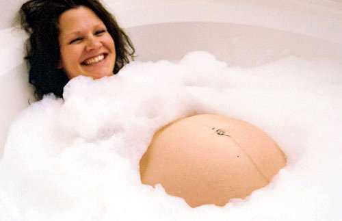 Беременная принимает ванную