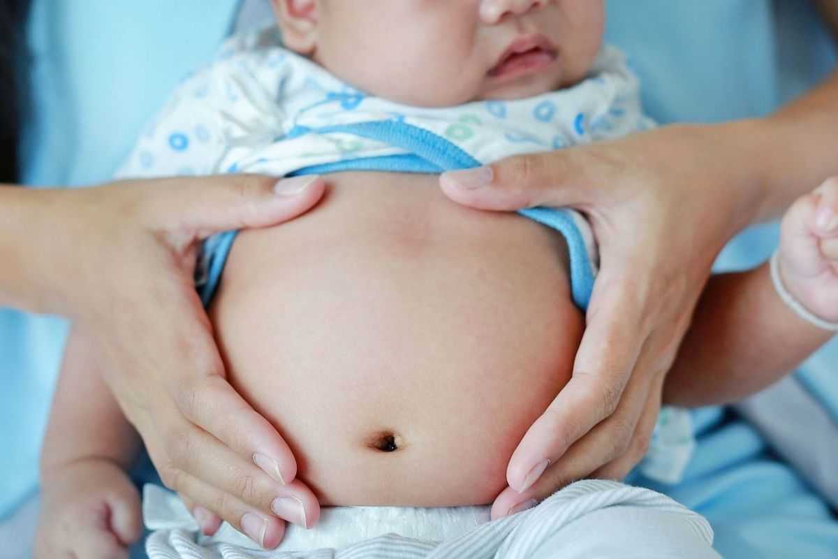Почему у новорожденного болит животик - топотушки