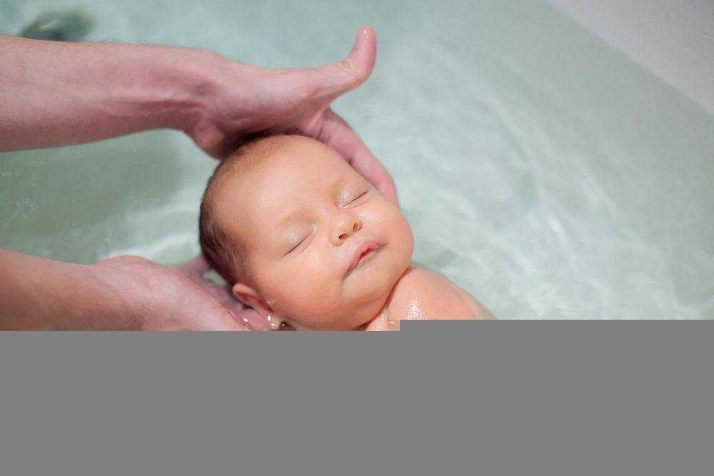 Правильно купаем новорожденного ребенка дома