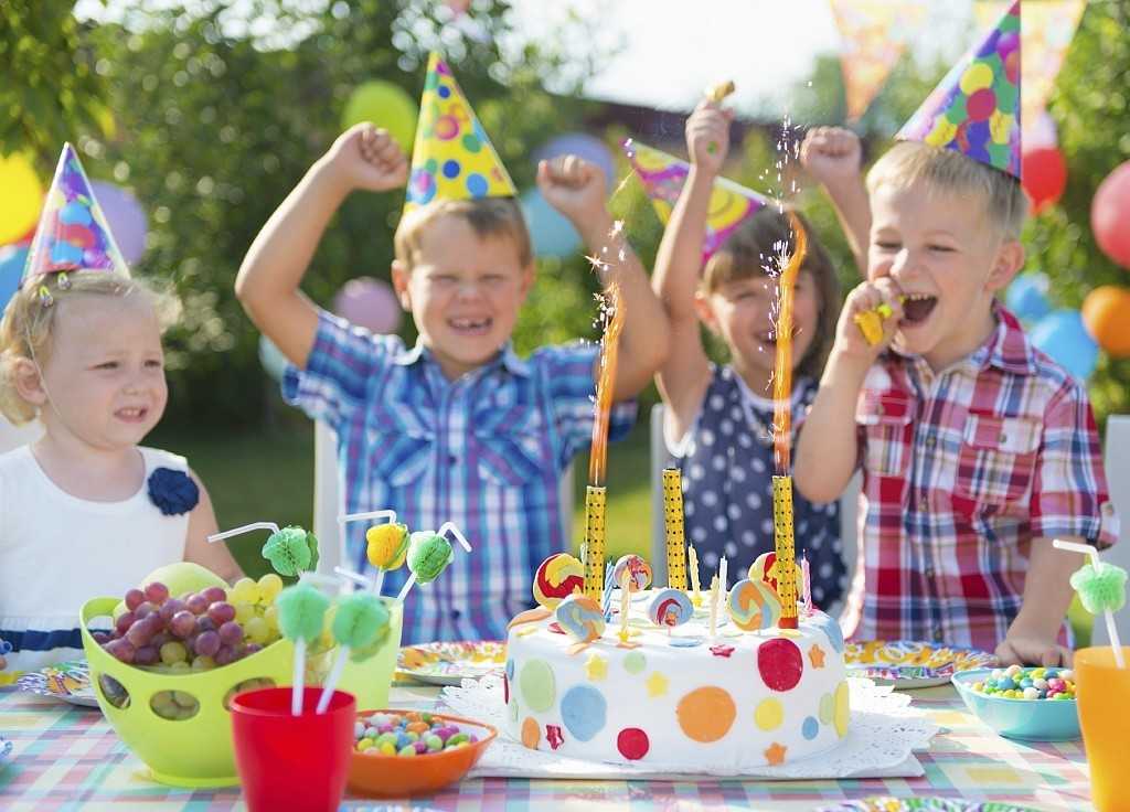 Как отметить день рождения детей 7 лет? конкурсы и игры для празднования дома, смешной и веселый сценарий детского дня рождения в домашних условиях