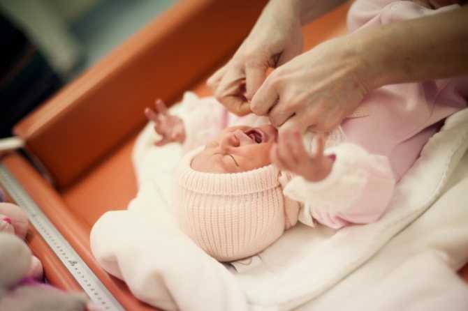 Как правильно держать новорожденного ребенка?
