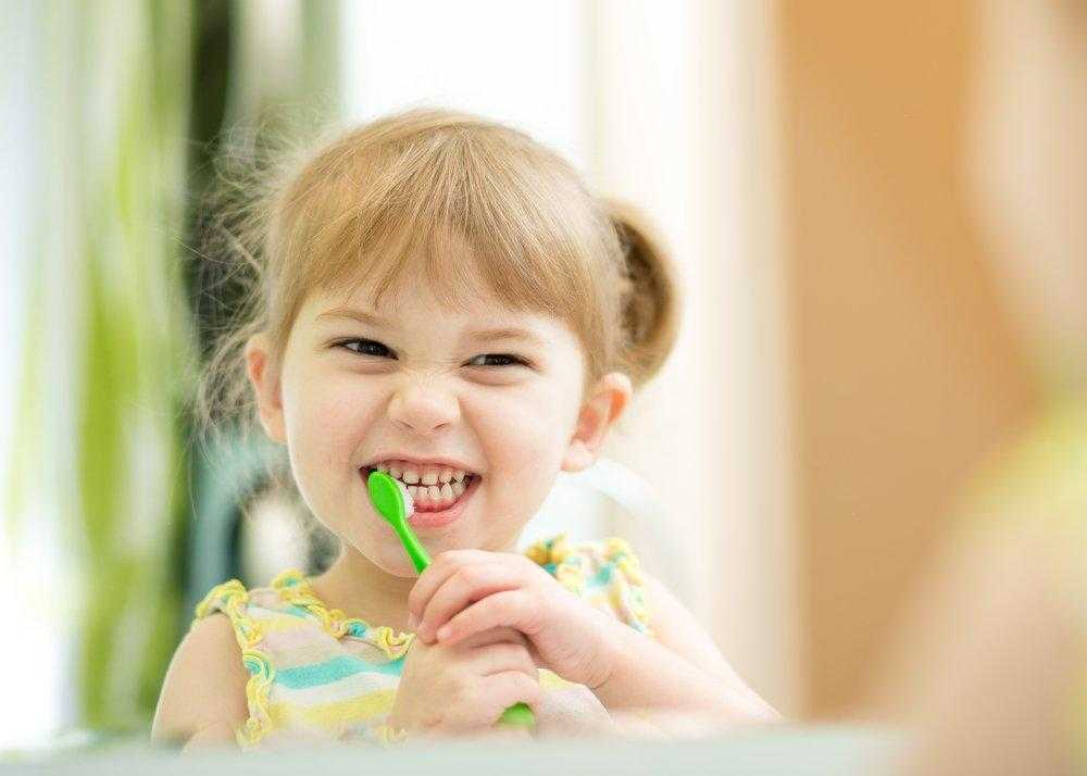 Когда начинать чистить зубы ребенку | уроки для мам