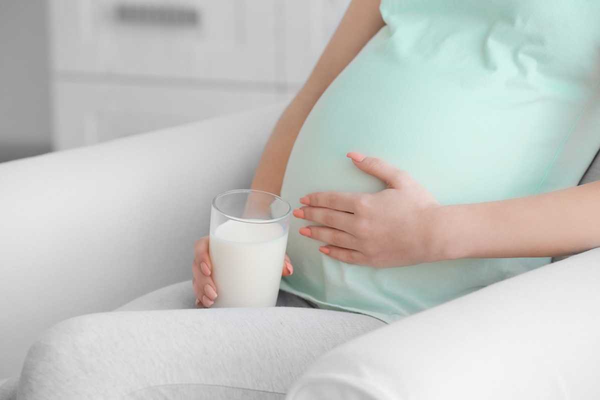 Беременная с молоком