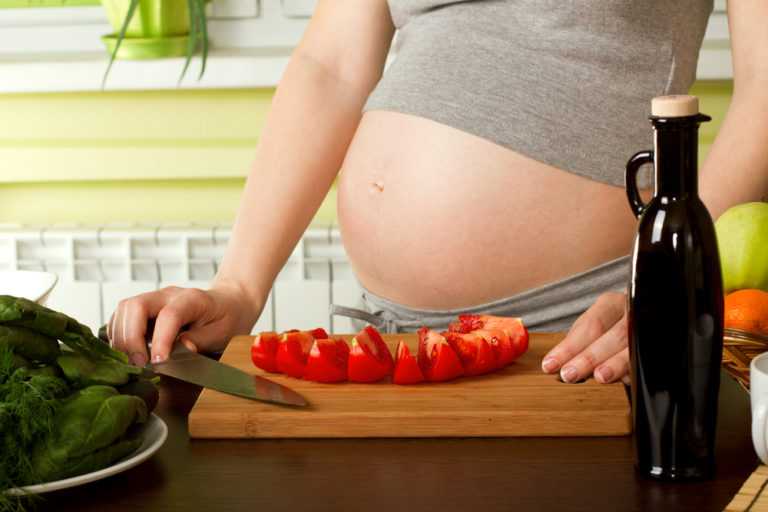 Зеленый лук при беременности: можно ли есть на ранних сроках и в чем его польза и вред?