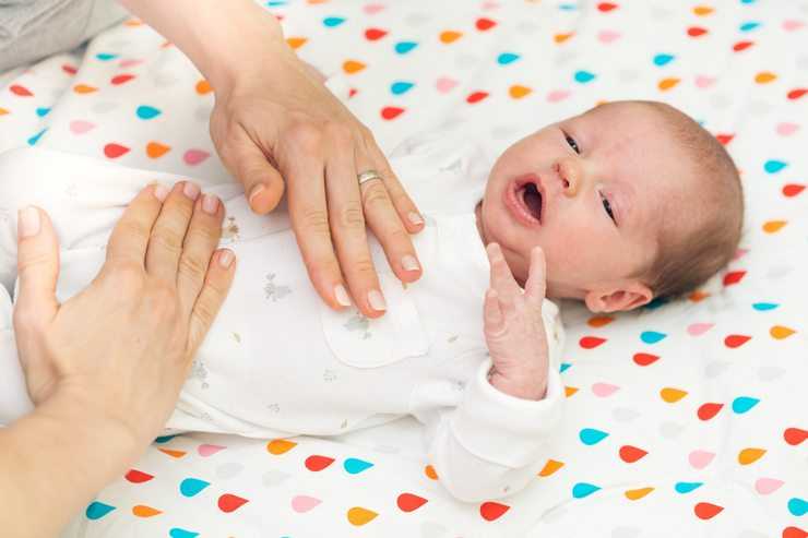 Когда начинаются колики у новорожденного и почему они возникают?