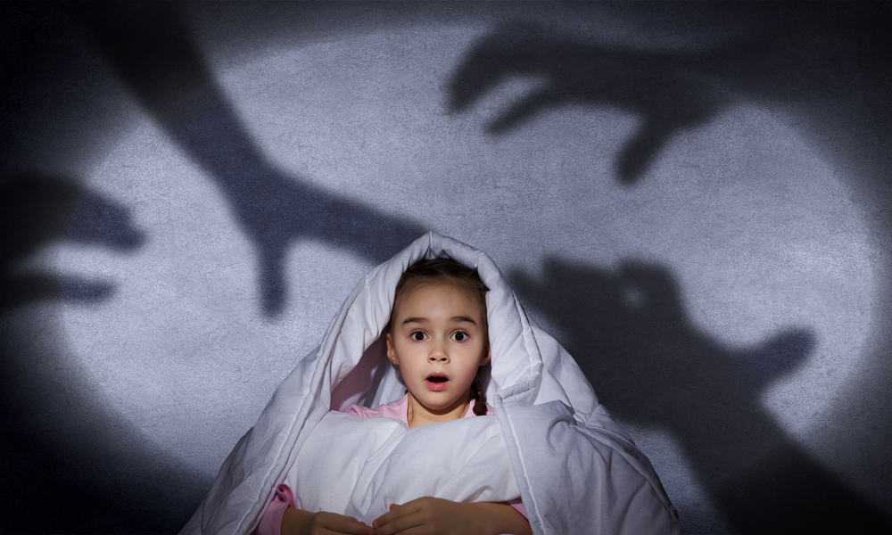 Почему ребенок боится темноты и как справиться со страхом:советы психолога