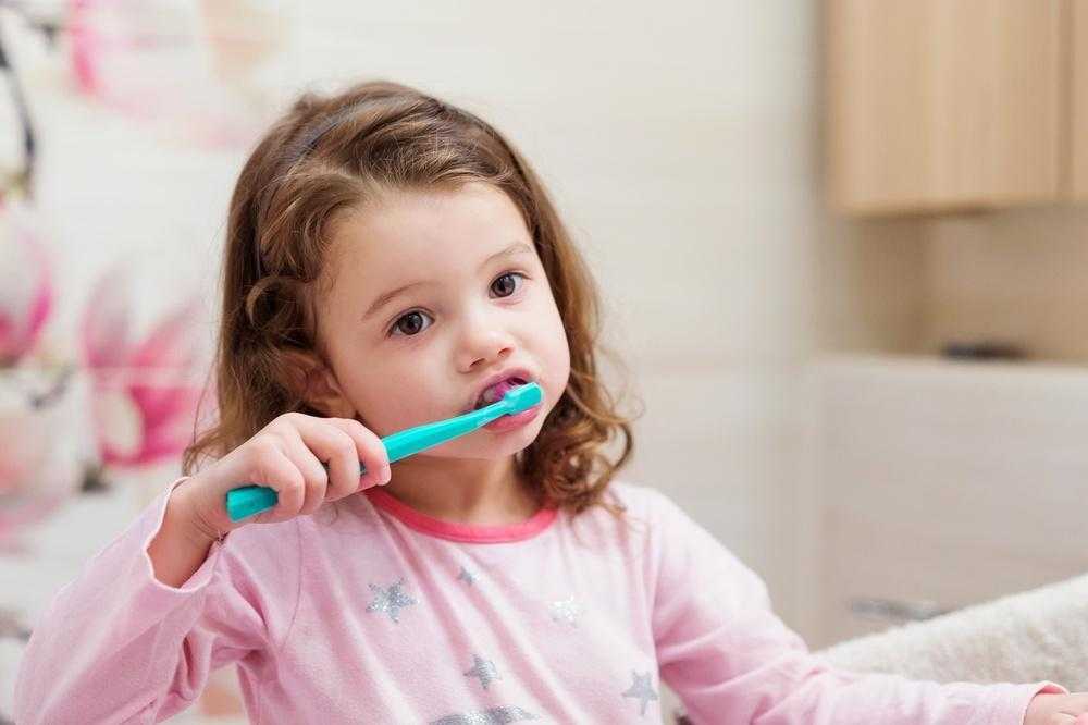 Как научить ребенка чистить зубы:в 3 года, правильно, видео, памятка