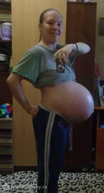 Тянет поясницу на 38 неделе. Женщины беременные двойней. Большой живот при беременности. Огромный живот беременной. Вытянутые животы беременных.