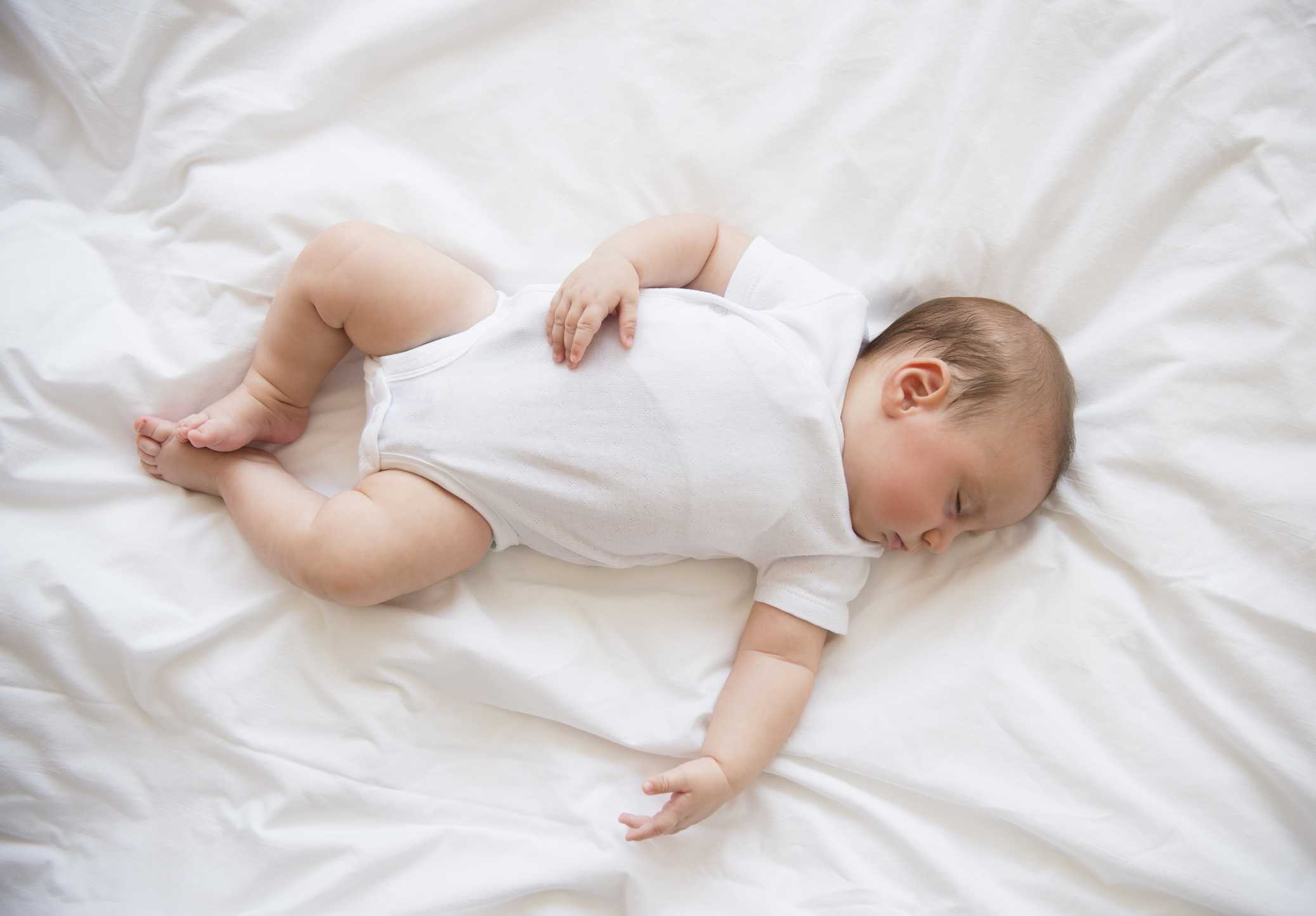 Можно ли спать на животе новорожденному ребенку |