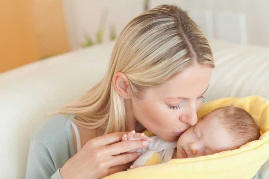 Почасовой режим дня новорожденного в первый месяц: питание, сон, гигиена + видео комаровского
