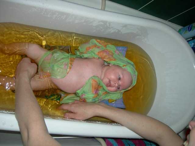 Искупала малыша в горячей воде. Купание младенца. Купание грудничка. Лечебные ванны для новорожденных. Ванночка для купания новорожденного.