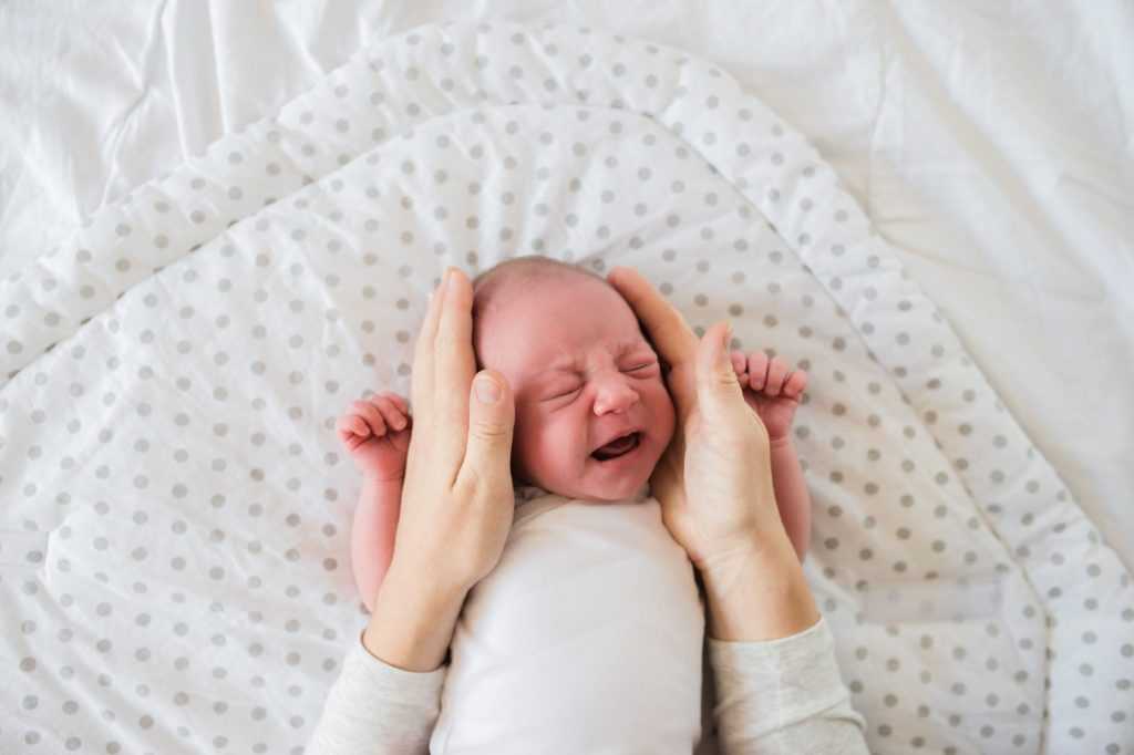 Что делать, если в 2 месяца ребенок не спит днем?