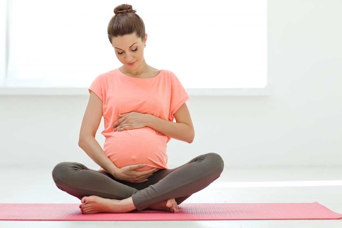 Полезна ли йога для беременных Начинать ли ею заниматься Какие асаны противопоказаны в этот период Особенности занятия йогой в разных триместрах беременности