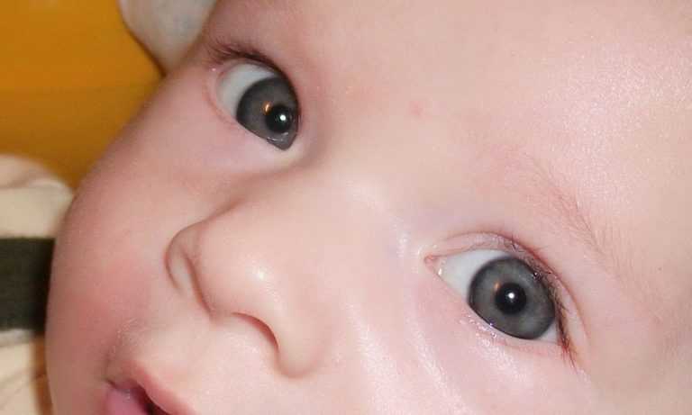 Когда и почему меняется цвет глаз у новорождённых детей