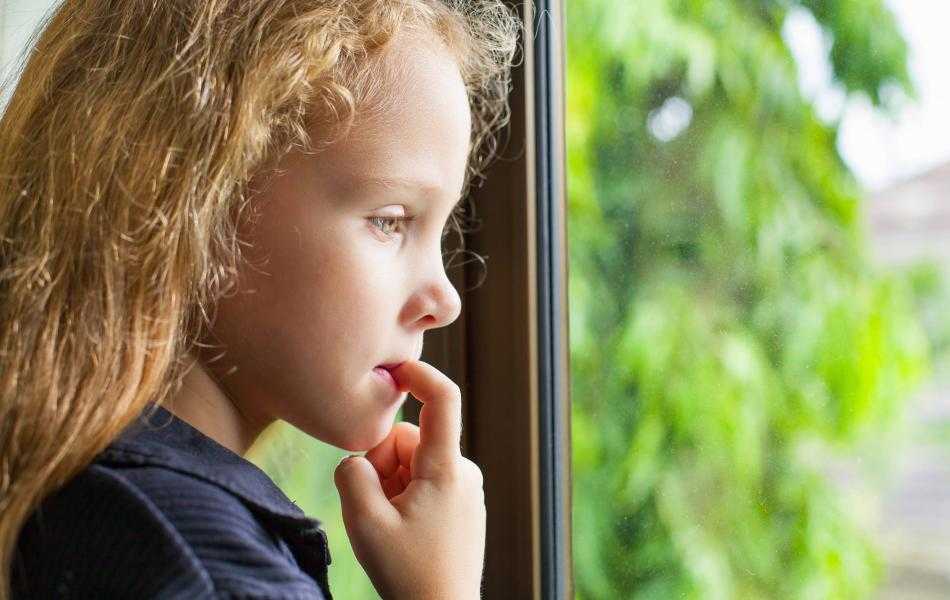 Невротические привычки у детей: что это и как с ними бороться?