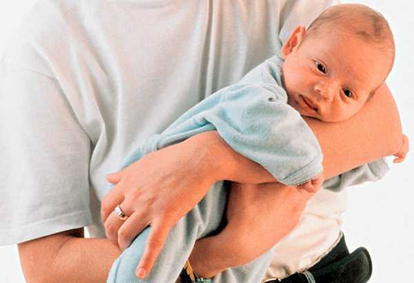 Как правильно брать держать новорождённого ребенка на руках