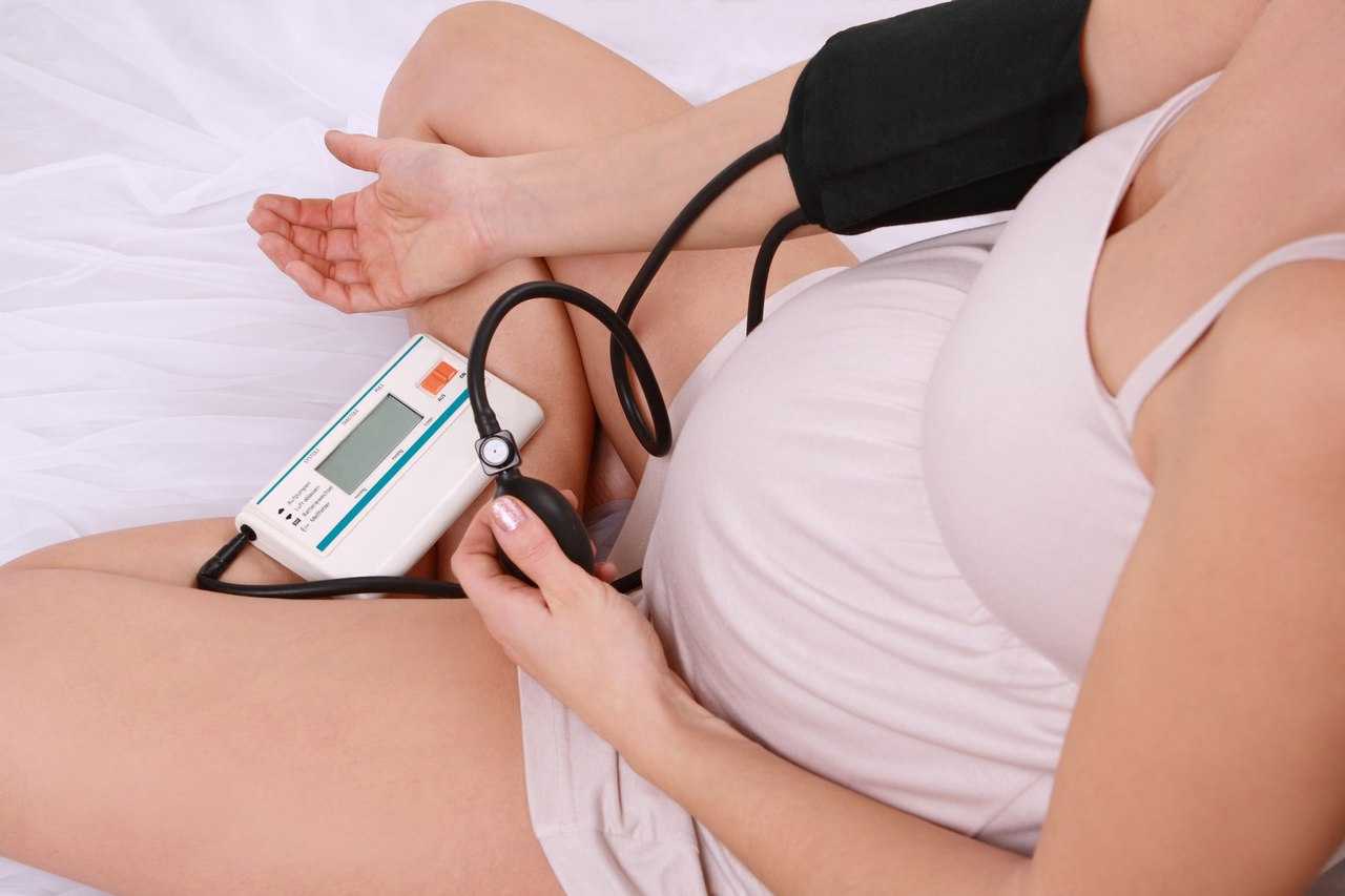 Повышенное, высокое давление при беременности: как можно его понизить, причины и симптомы гипертонии, как снизить на поздних сроках