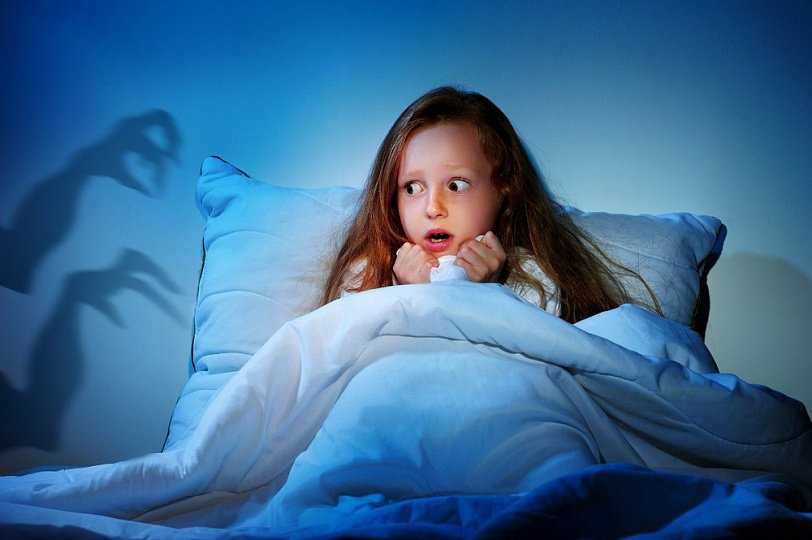 Страх темноты у ребенка – как справиться Что делать если ребенок боится спать один: ищем причину и выполняем рекомендации детского психолога