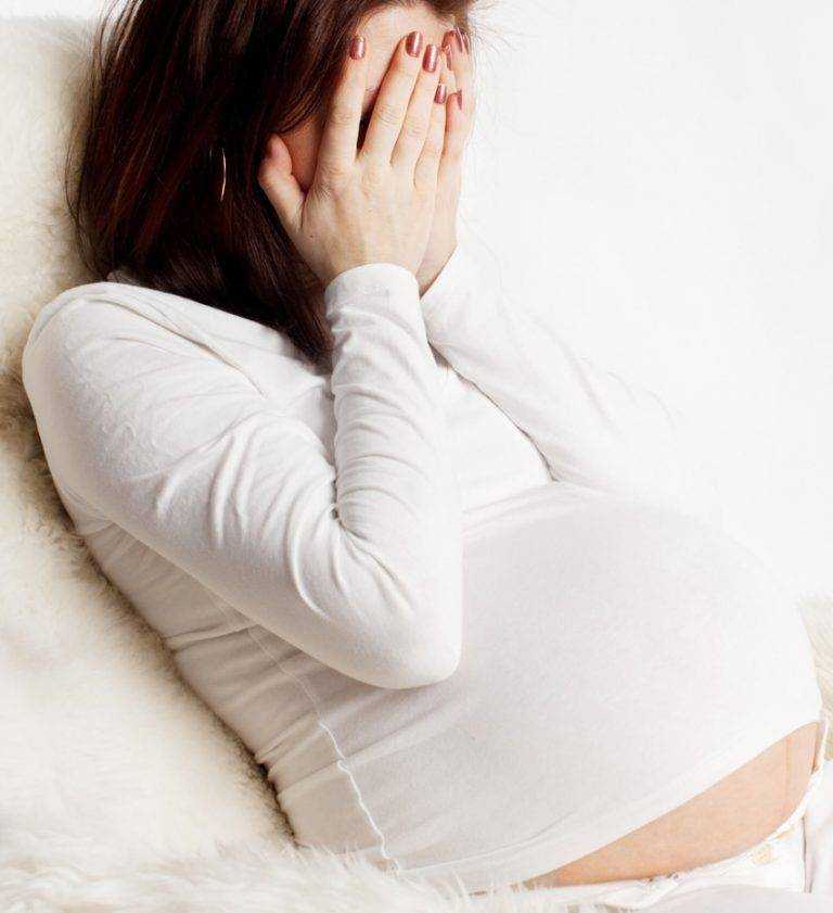 На каком сроке выделяется молозиво при беременности?