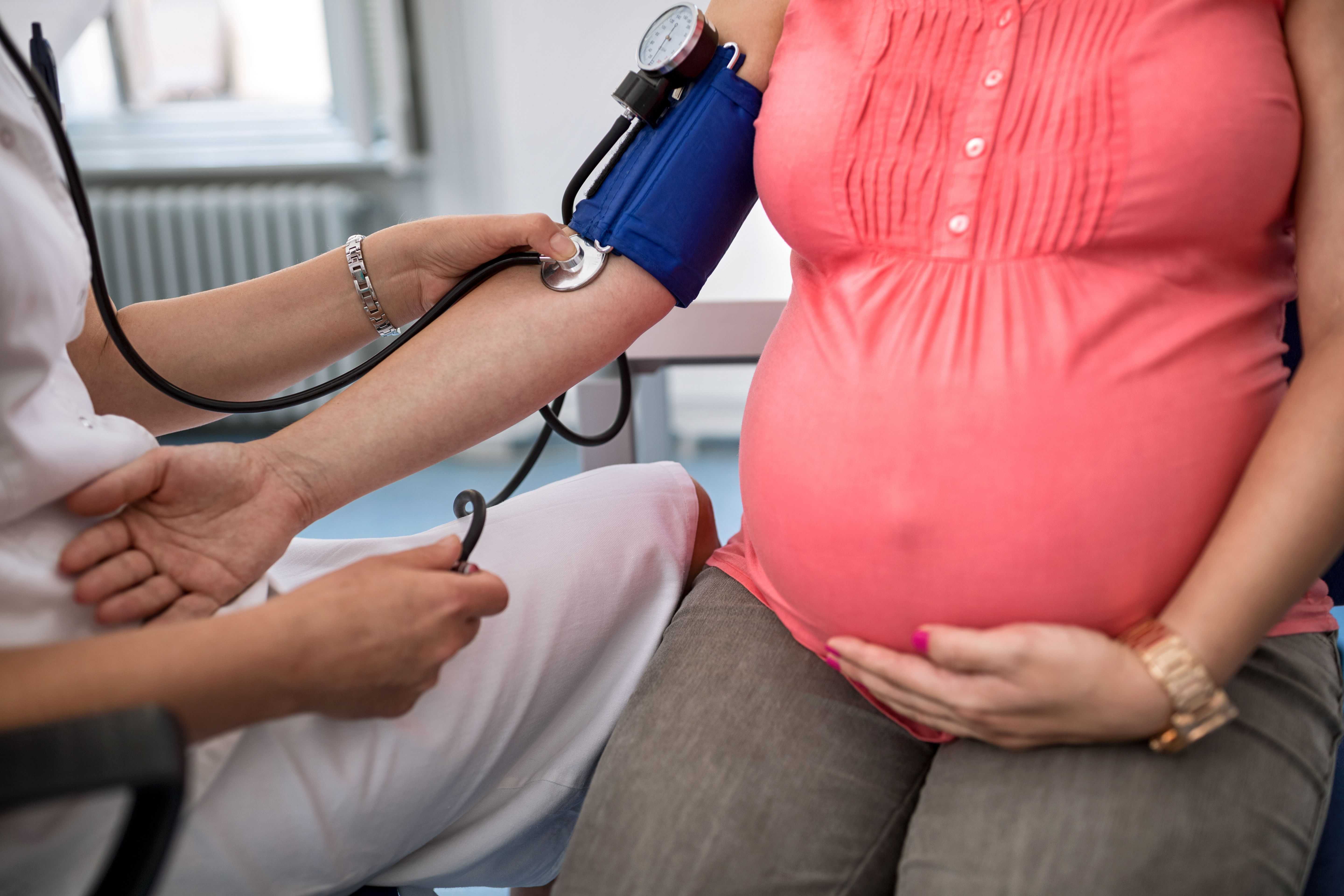 Почему у беременных может подниматься давление Влияние оказываемое высоким давлением на маму и малыша Как нормализовать показатели артериального давления