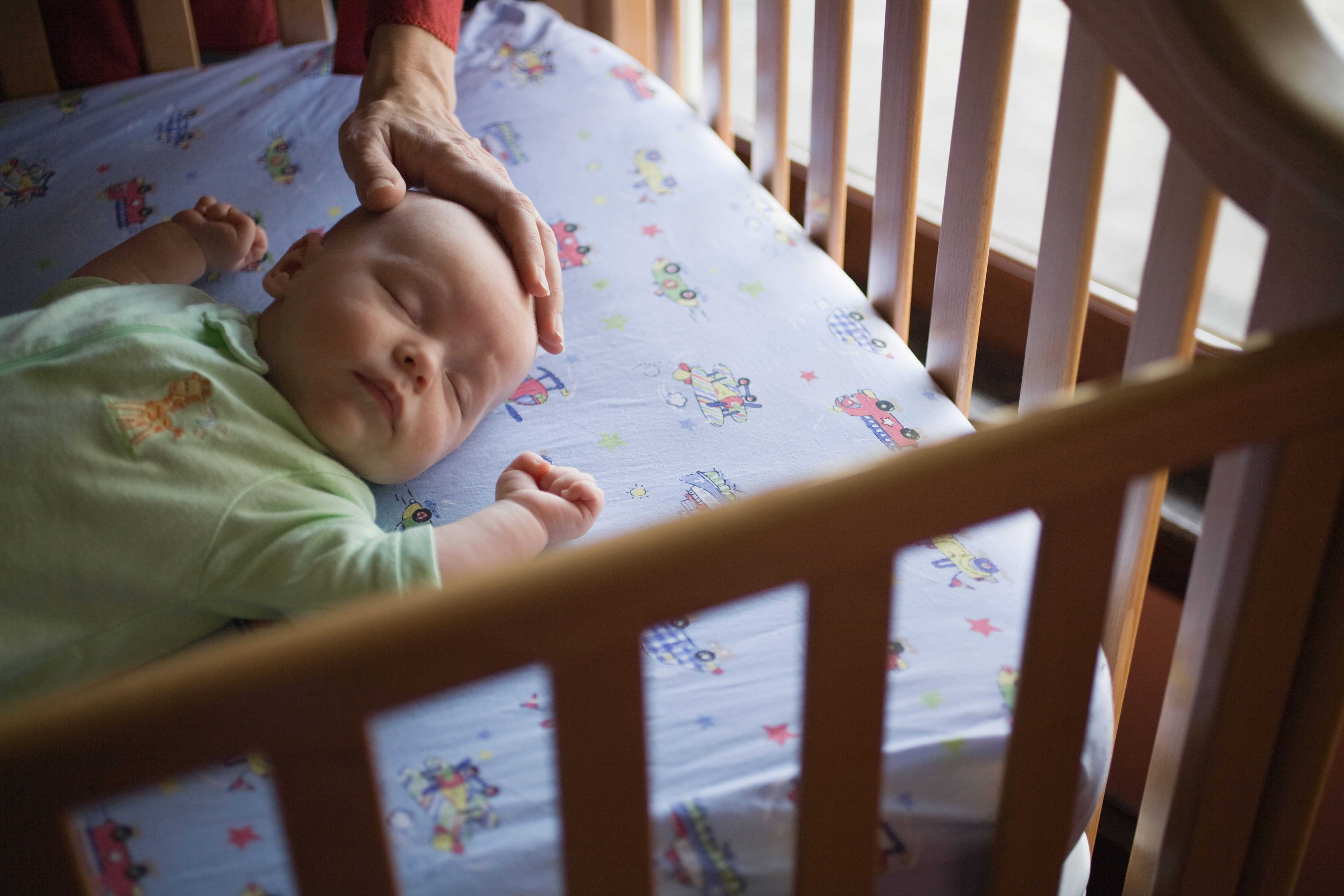 Ребенок 1 месяц плохо спит днем и ночью: почему так бывает