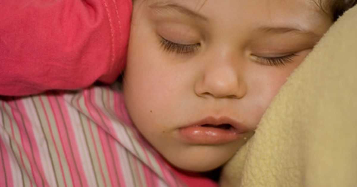 Доктор комаровский о том, почему ребенок потеет во сне