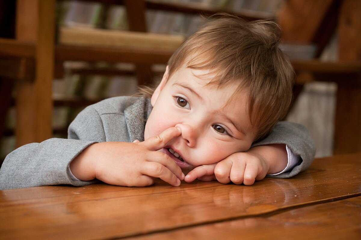Почему ребёнок ковыряет в носу Физиологические и психологические причины проблемы Как правильно отучить ребенка ковырять в носу и нужно ли Что делать нельзя