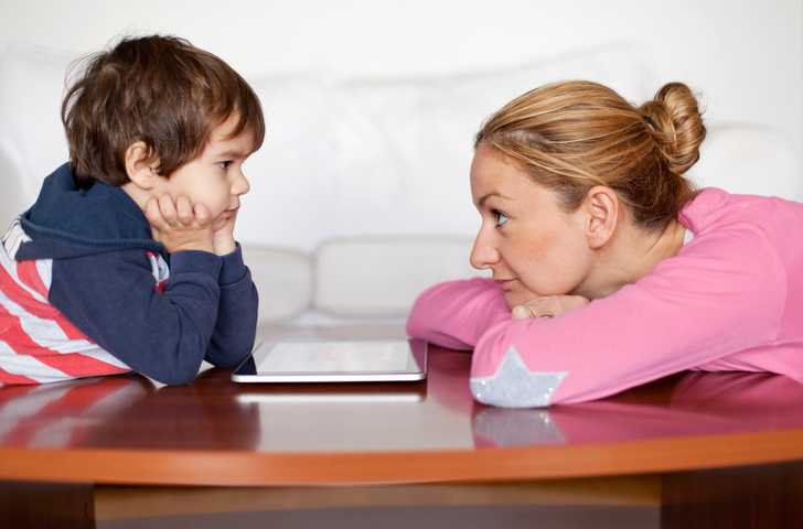 Что делать, если ребёнок стыдится родителей