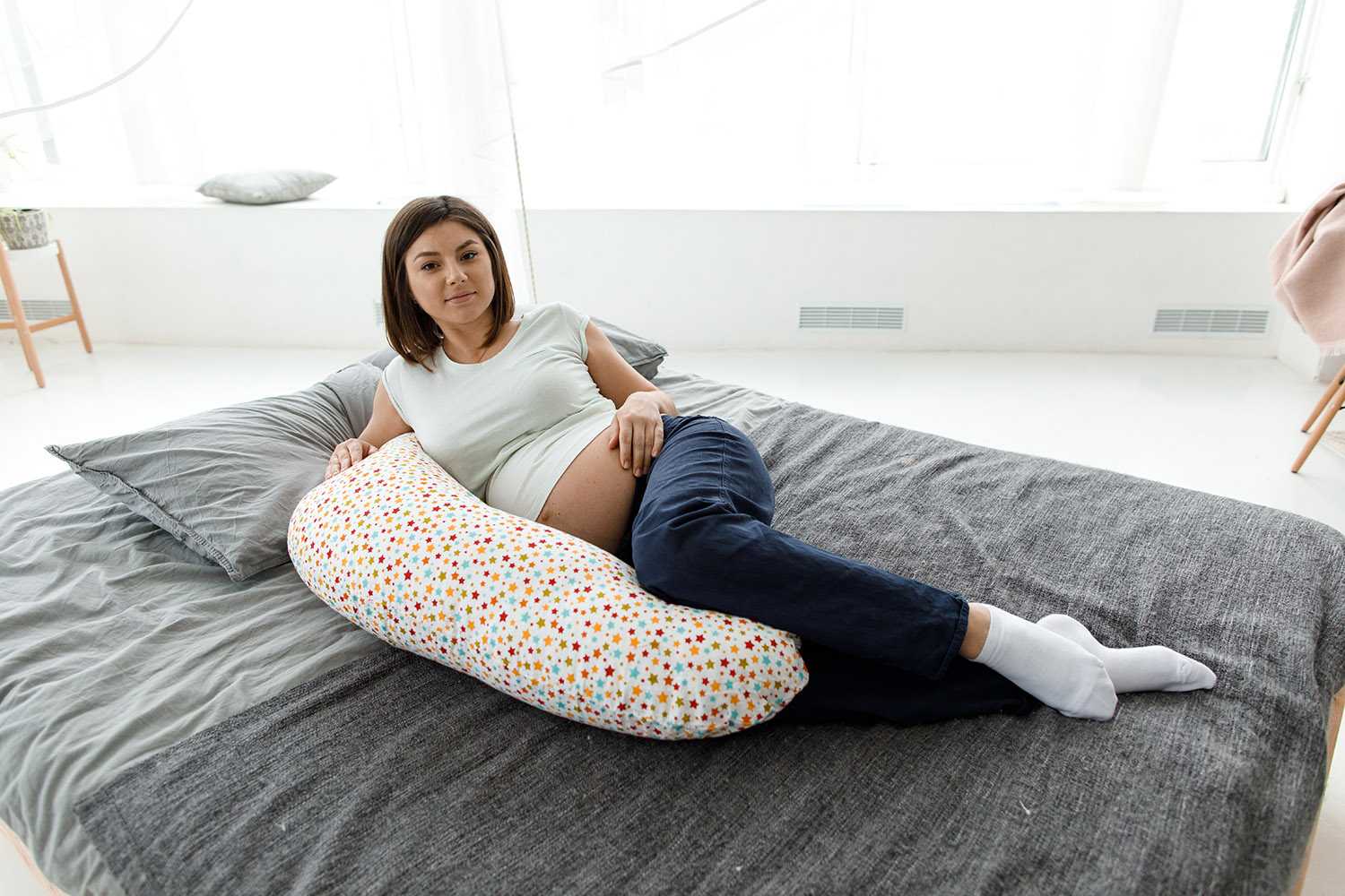 Как выбрать подушку для беременных - виды и характеристики