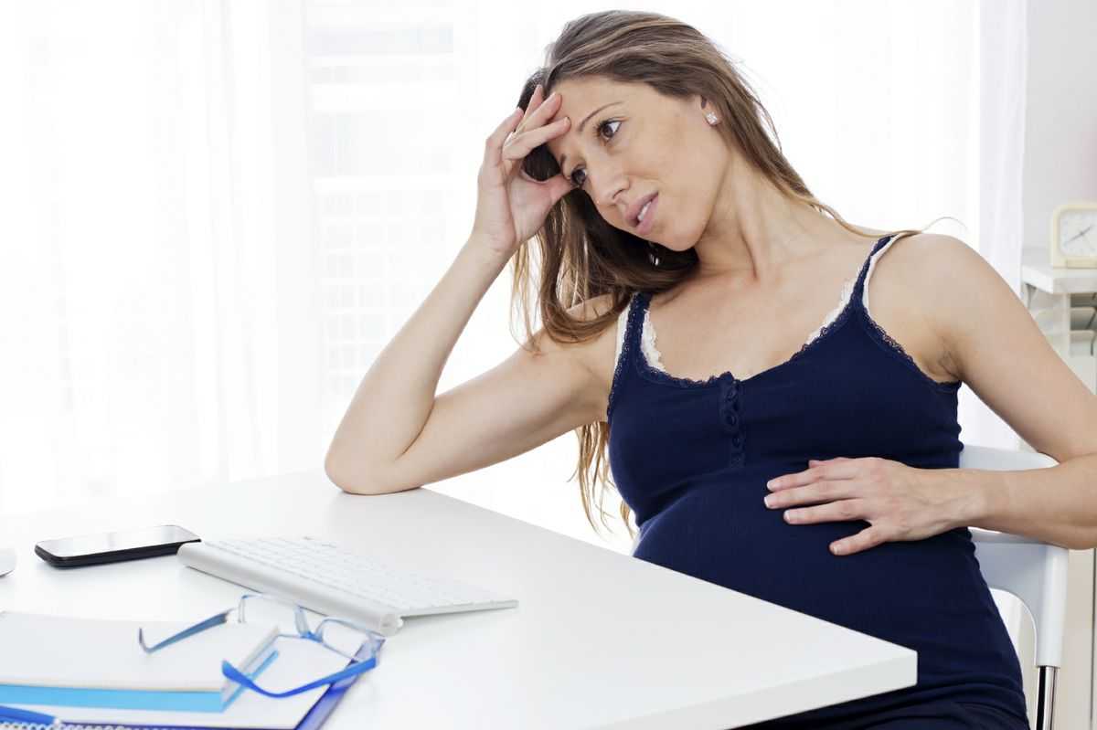 На каком сроке выделяется молозиво при беременности?