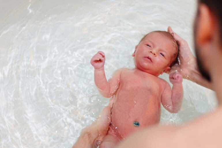 Как первый раз купать новорожденного ребенка - правила, инструкция и видео