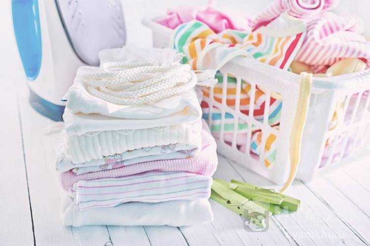 Как и чем стирать вещи для новорождённого: советы мамам