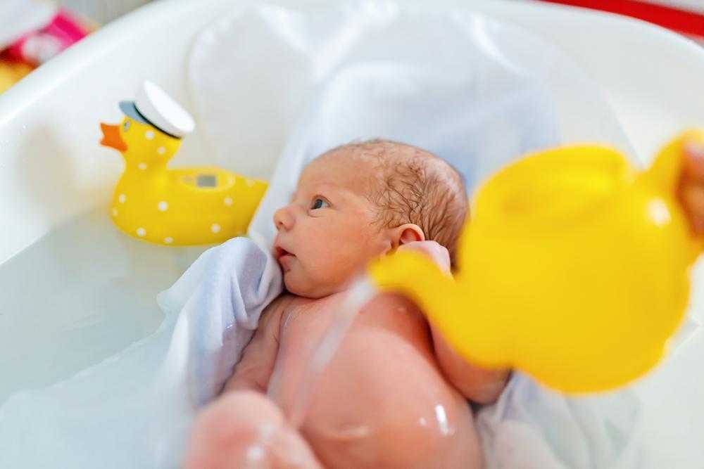 Как правильно провести купание новорождённого в первый раз: инструкция для молодых родителей