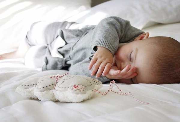 Что делать, если новорожденный беспокойно спит ночью?