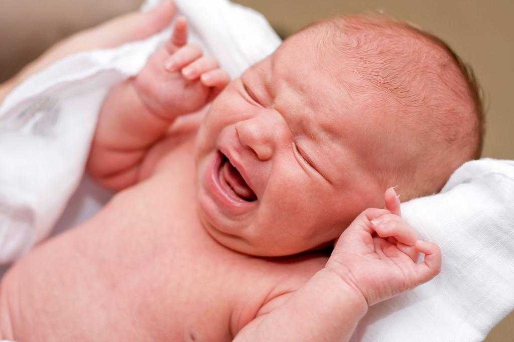 Колики в животе у новорожденных — причины возникновения, лечение лекарственными препаратами и массажем