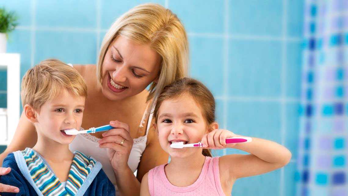 Когда можно начинать чистить зубы ребенку? особенности чистки зубов малышам, как приучить ребенка к гигиене полости рта