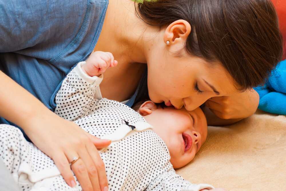 Как быстро успокоить младенца: 9 верных способов