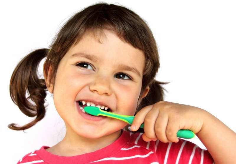 Как научить ребенка чистить зубы: приучить, заставить