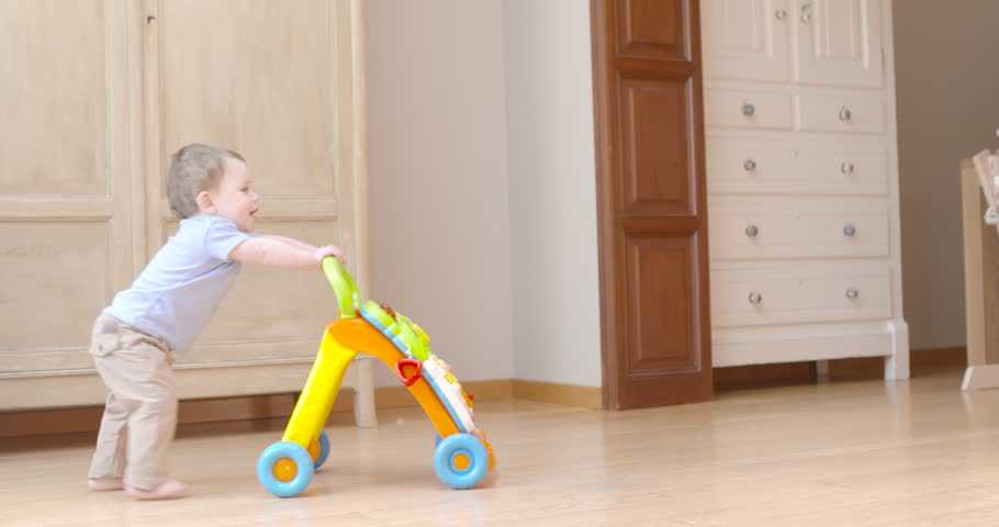Как научить ребенка ходить: самостоятельно, без поддержки, в год и младше
