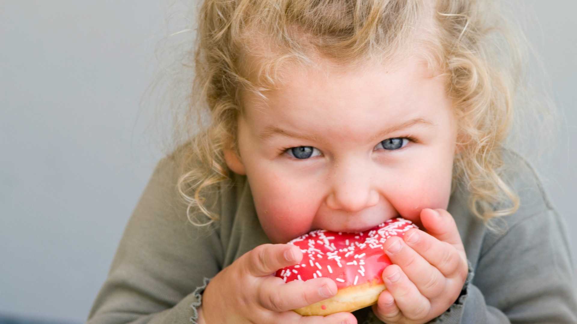 Почему ребенок много ест сладкого