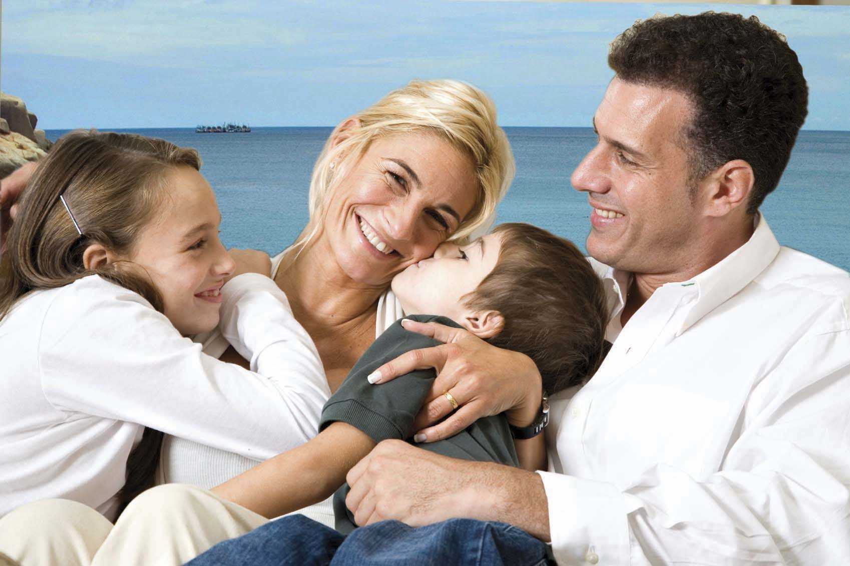 Социальное явление семьи. Взаимопонимание в семье. Счастливые отношения в семье. Любовь родителей к детям. Добрые отношения в семье.