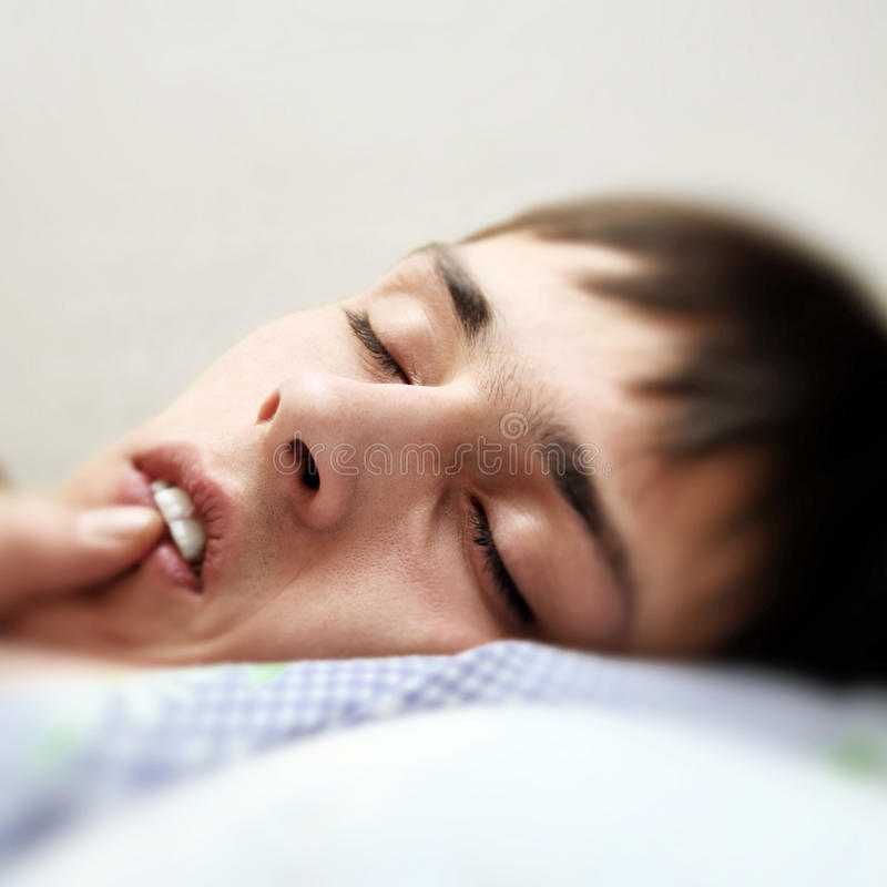 Почему ребенок скрипит зубами во сне – причины и последствия