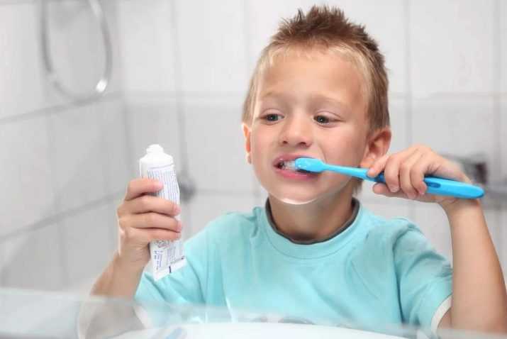 Как правильно чистить зубы ребенку в 1 год: простая инструкция