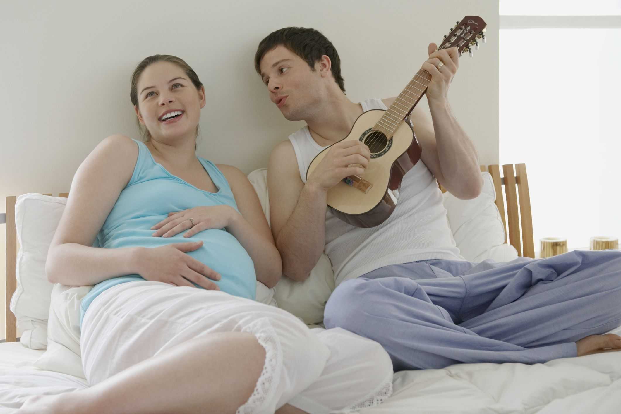 Когда ребенок начинает слышать в утробе матери? когда плод начинает слушать музыку – на каком сроке беременности, слышит ли через наушники