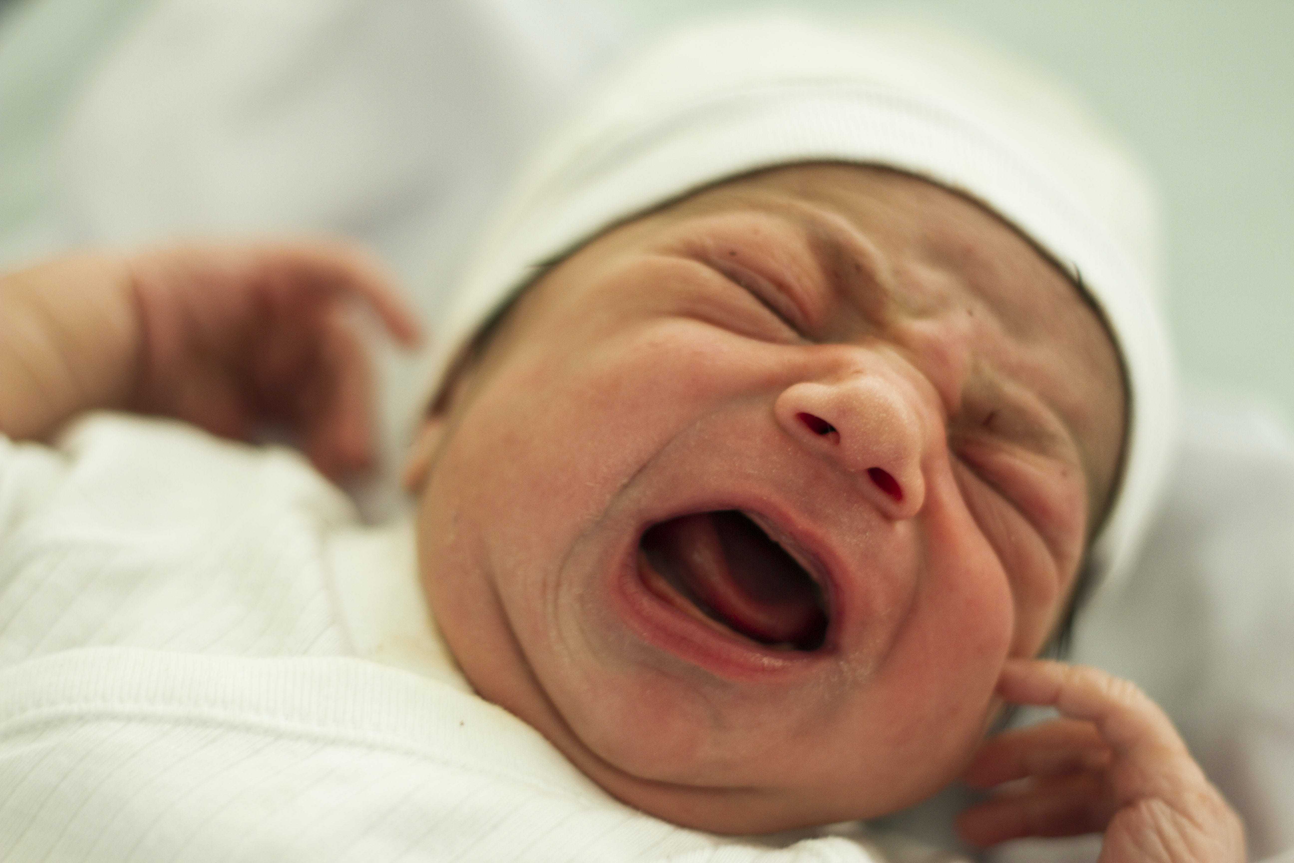 Плачь ребенка при рождении. Младенец кричит. Орущий младенец. Новорожденные. Новорожденный плачет.