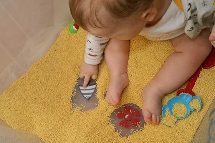 Игры с ребенком 5 месяцев: развиваем малыша в домашних условиях