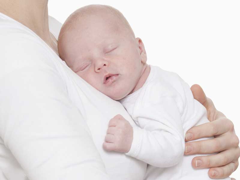 Как держать ребенка на руках чтобы было удобно маме и ребенку Поза колыбельки Ошибки мам приводящие к болям в спине