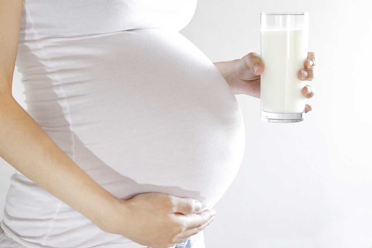 Когда появляется молоко или молозиво у беременных, на каком месяце до родов ждать появления