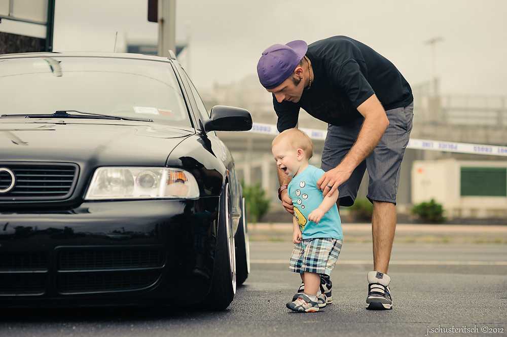 Папа приехал сына. Машина для детей. Для малышей. Машины. Ребенок возле машины. Мальчик около машины.